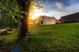Otwarta architektura bliska naturze – Służewski Dom Kultury